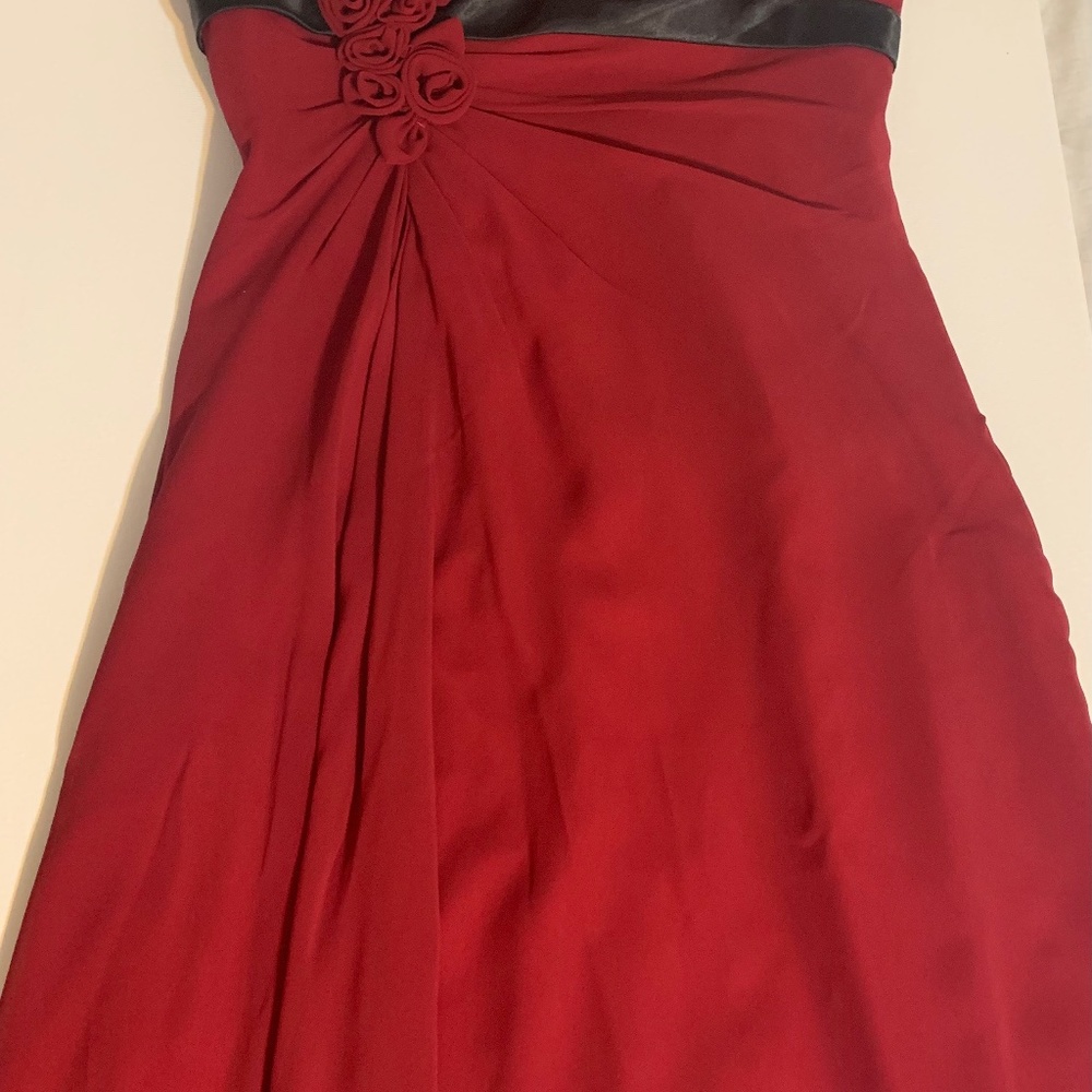 Strapless burgundy dress with trim